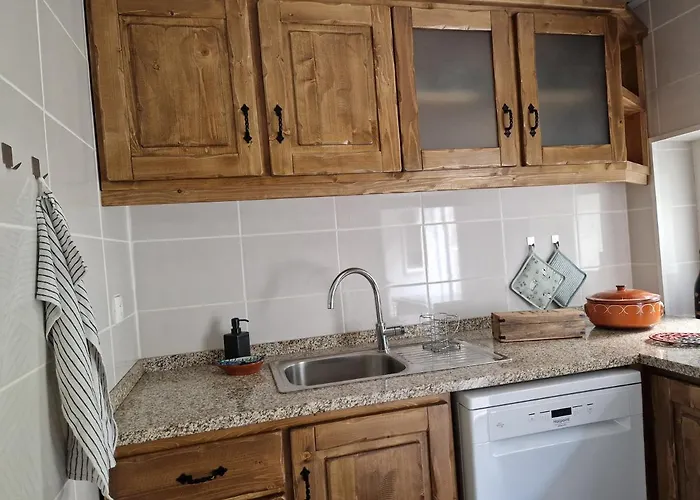 Moradia T2 Em Bairro Pitoresco Da - Cantinho Da Luz * Covilhã